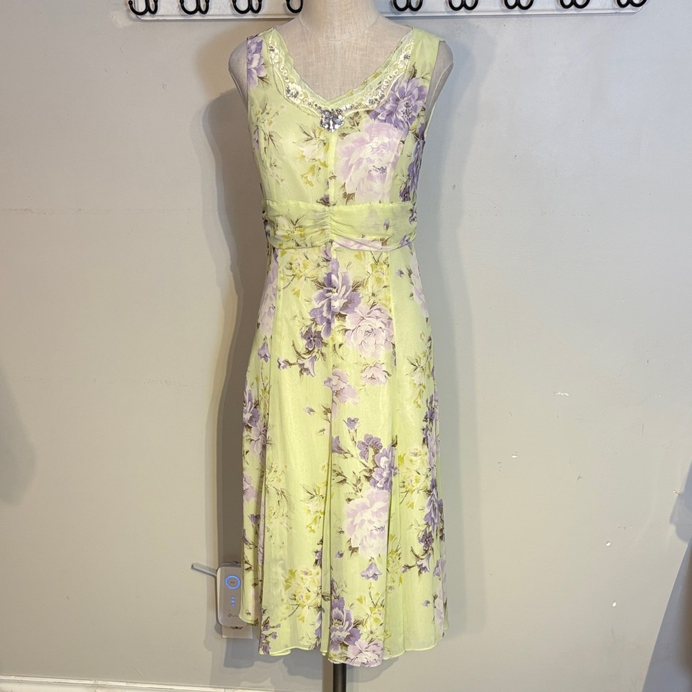 Elegant Floral Midi Dress in Soft Green and Lavender